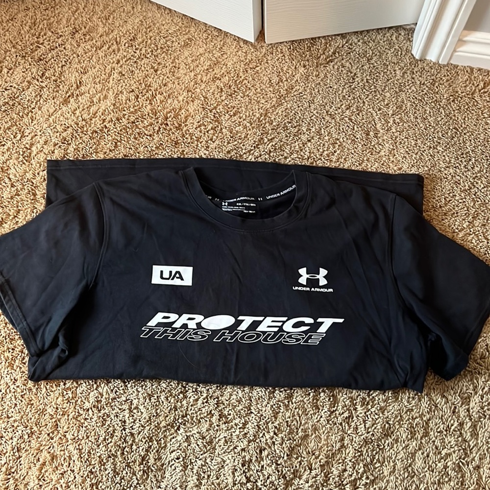 Men’s under Armour shirt sleeve T size 2XL